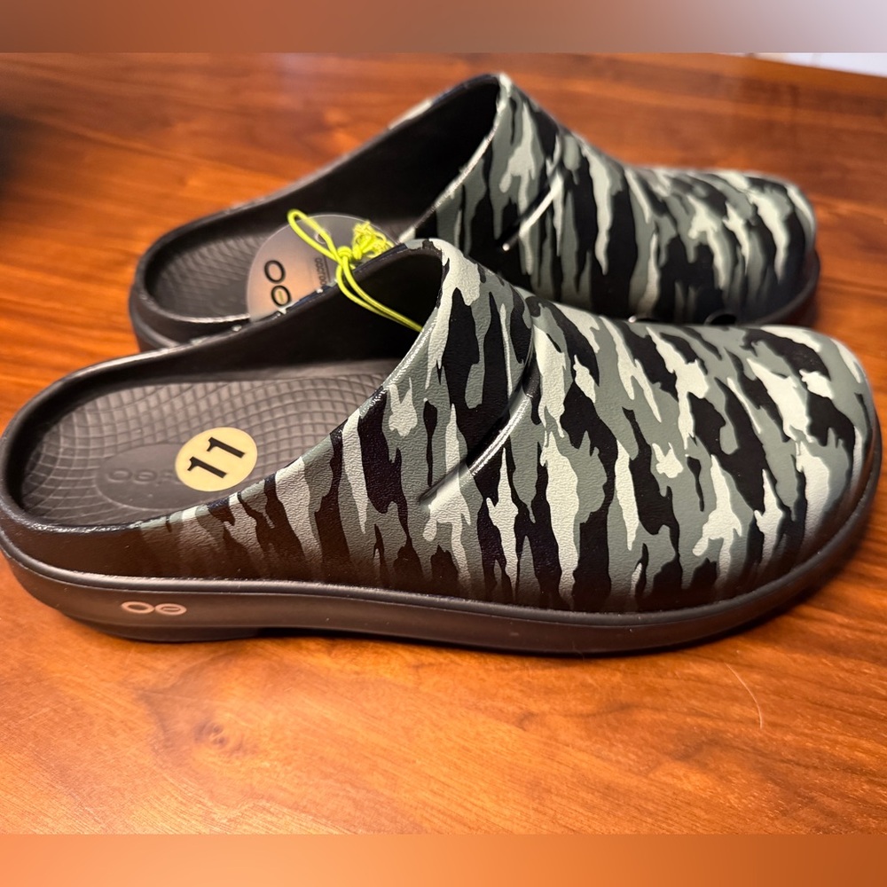 NWT OOFOS Green Camo Clogs W11 / M9